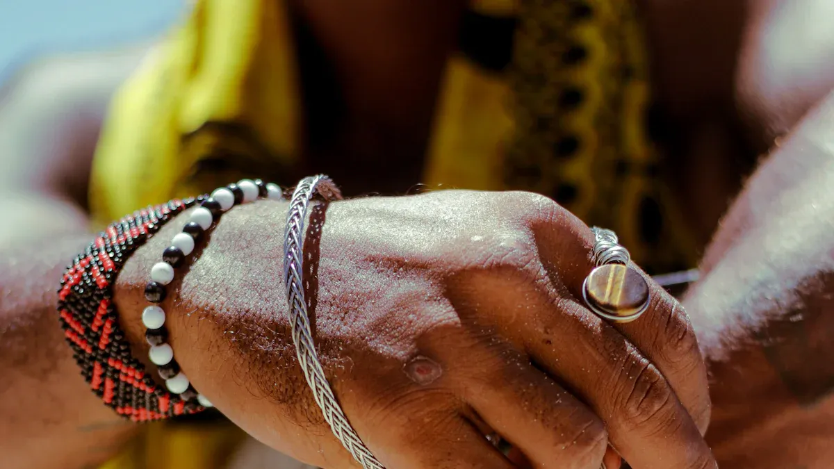 Comment intégrer ces bracelets dans son style quotidien ?