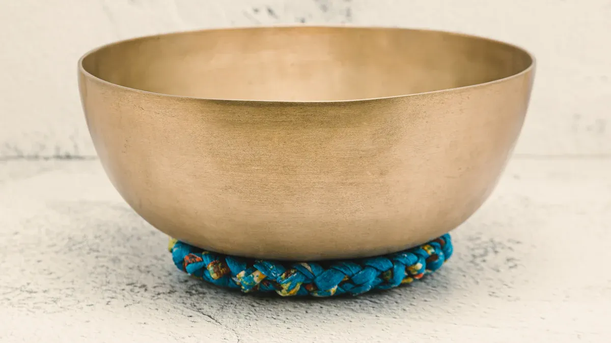Purifier vos cristaux avec du son : bol tibétain et cloches