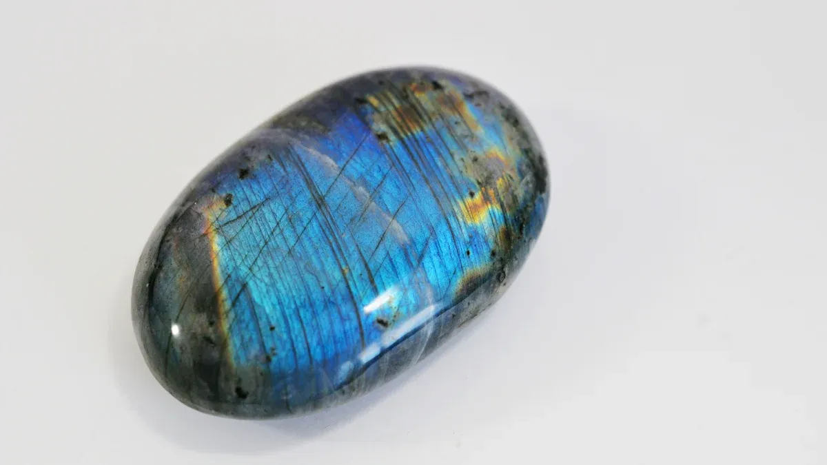 Les bienfaits de la labradorite pour les hypersensibles