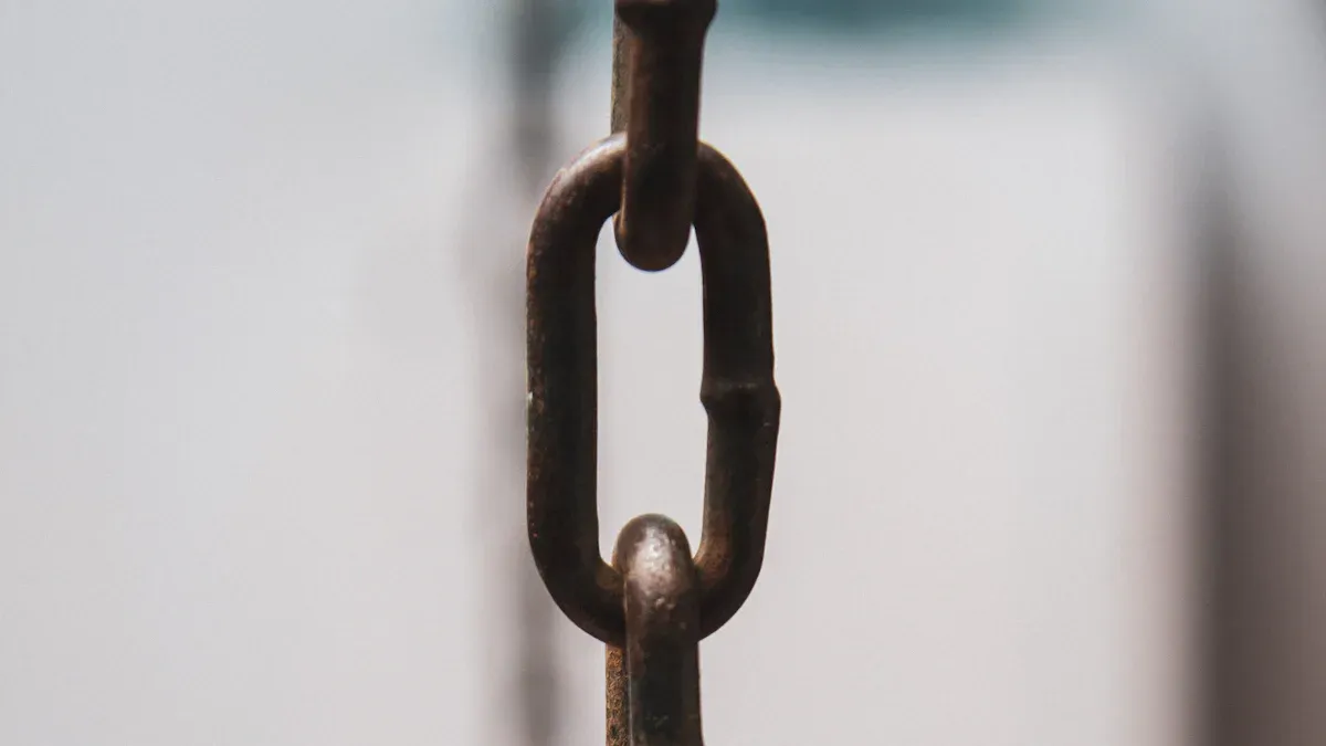 Cadenas de Acero frente a Cadenas de Eslabones Metálicos