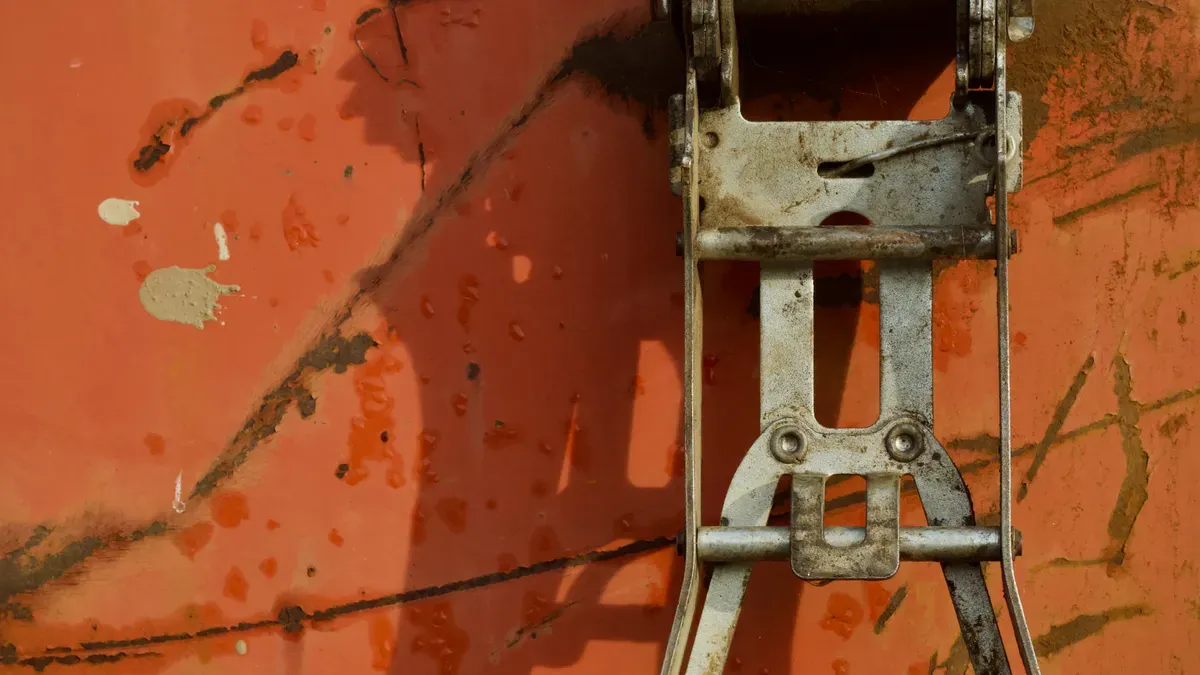 Identifying Visible Ratchet Strap Wear and Tear for Replacement