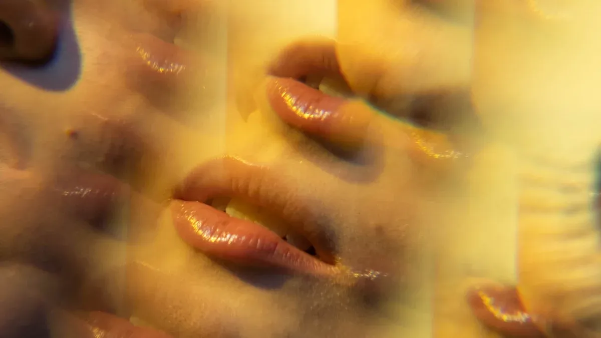 Online Gaslighting in Parasocial Relationships