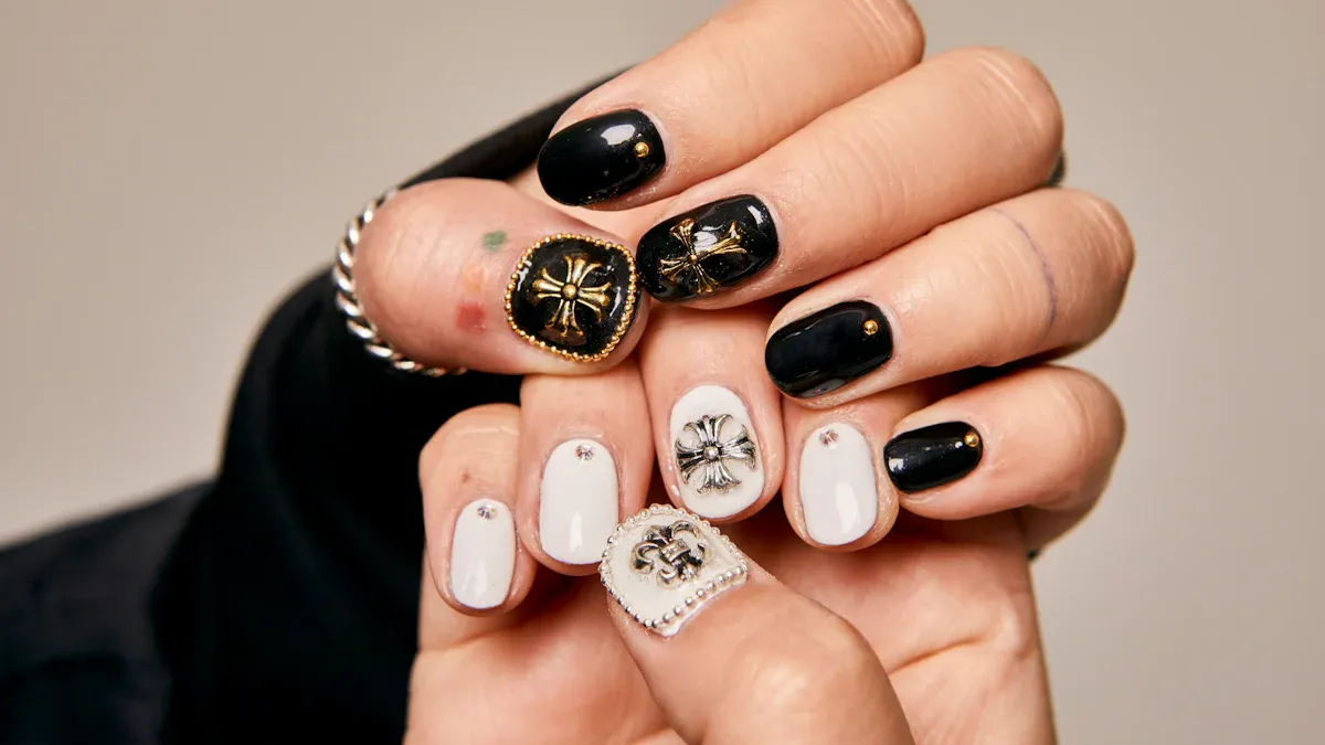 Acrylic nails kits to try before your next party