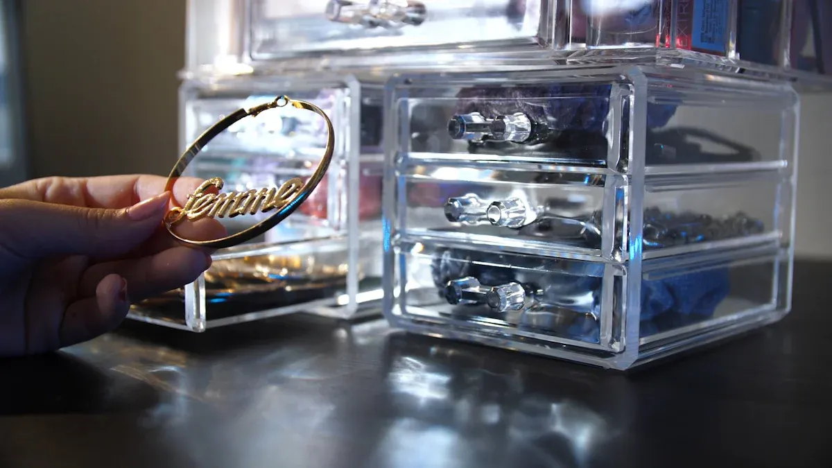 Recomendaciones para almacenar y proteger joyas de plata en tu boutique
