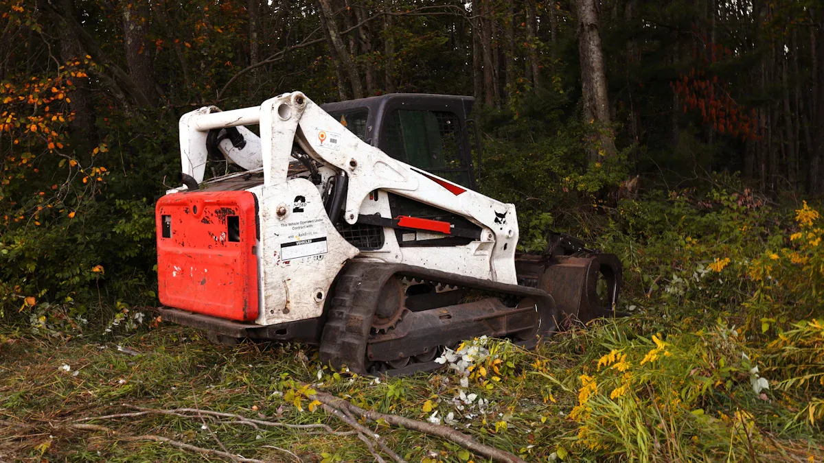 Mengapa 18KW Skid Steer Loader QL380 sangat cocok untuk peternakan 1 18KW Skid Steer Loader QL380 Keserbagunaan