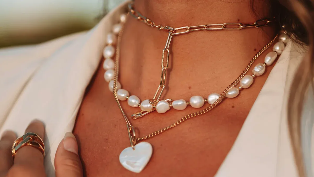 Accumuler bijoux perles : couleurs et matériaux