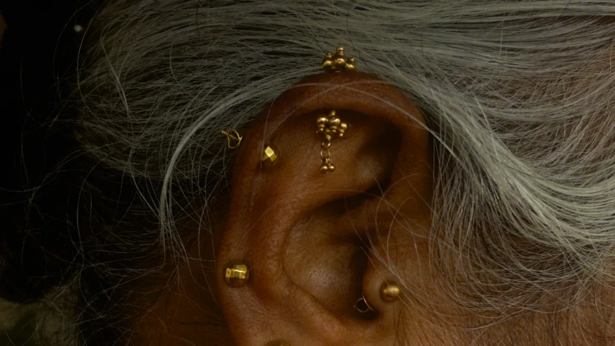 Choisir les bons bijoux pour votre hélix