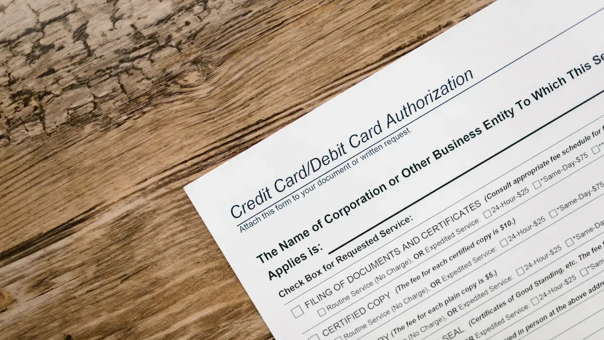 Cumplimiento AML/KYC en tarjetas cripto