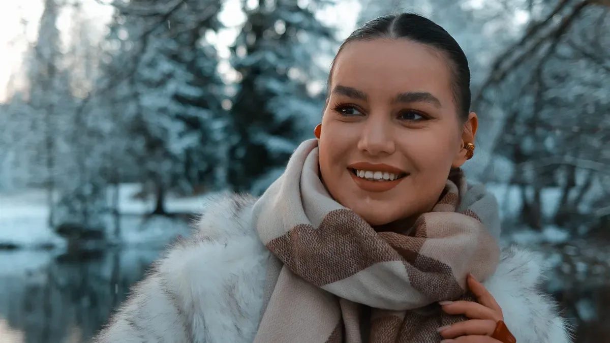 How Women Style a Faux Fox Fur Scarf for Winter
