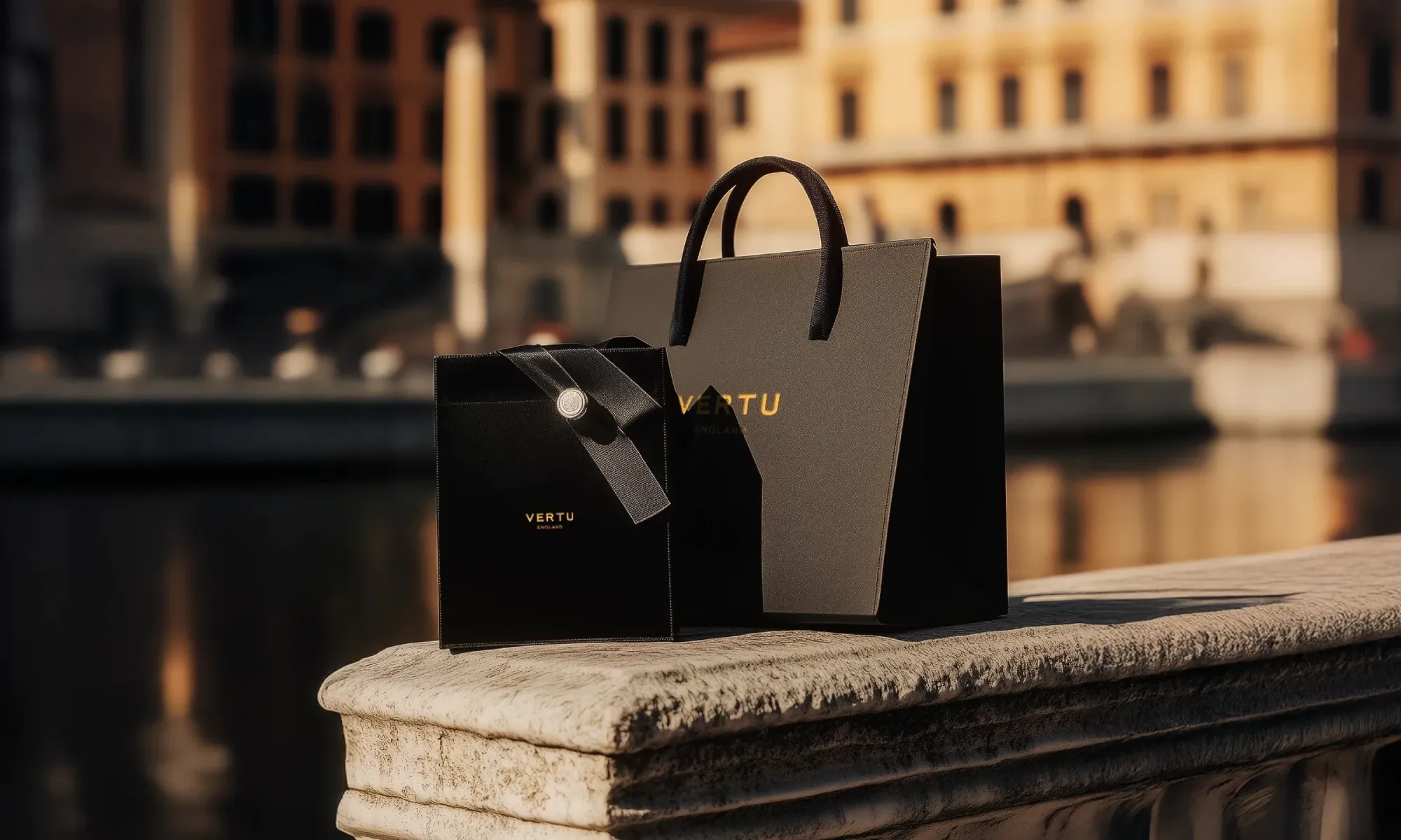Handbags & Totes