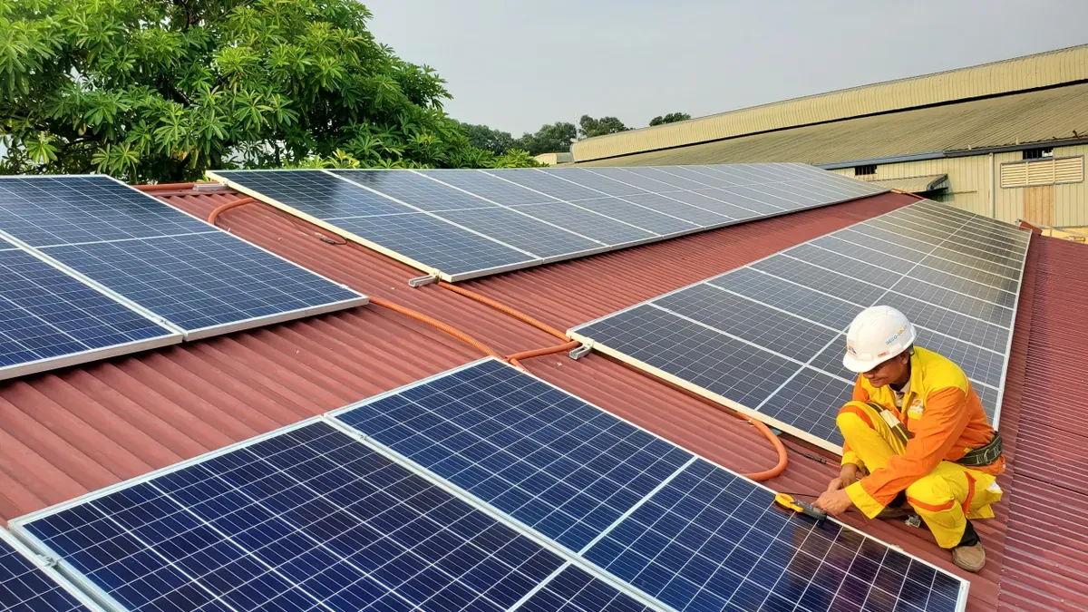 How to Choose the Best OEM Solar Panel Manufacturer in 2026