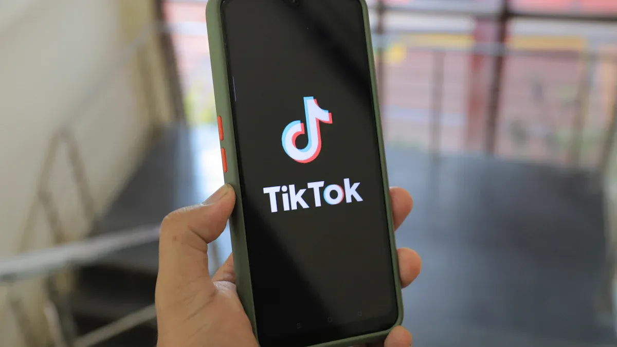 Stratégies gagnantes pour briller sur TikTok à Noël