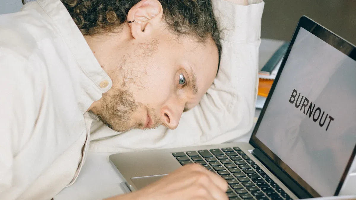 Le burn-out des influenceurs en 2025 et ses conséquences