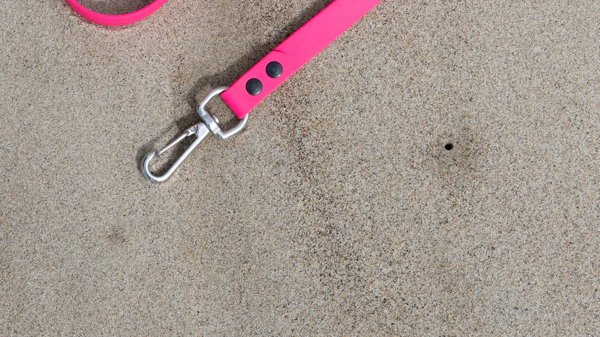 Build and Safety Features for Training Leashes