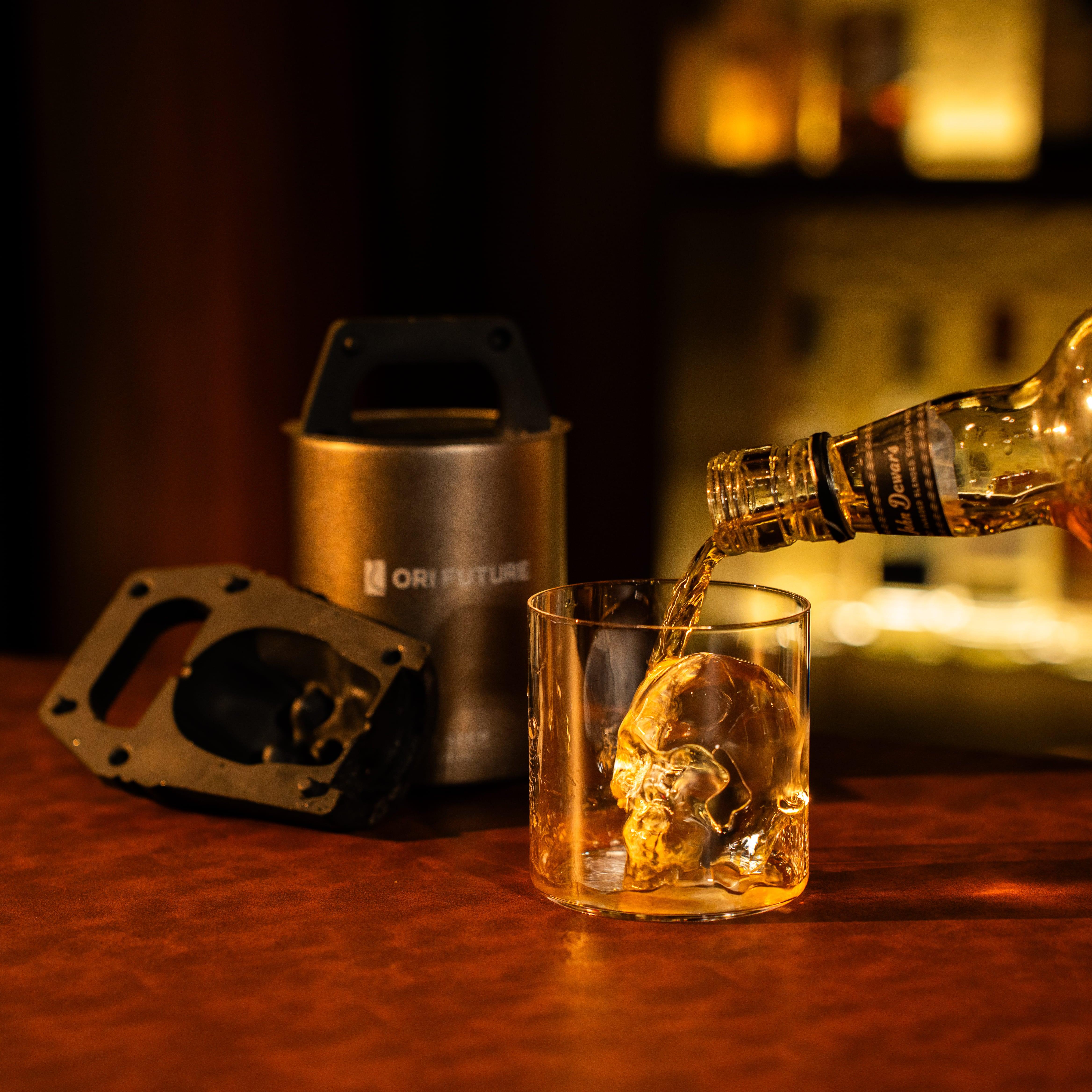 Why Choose a Clear Ice Mold for Holiday Drinks