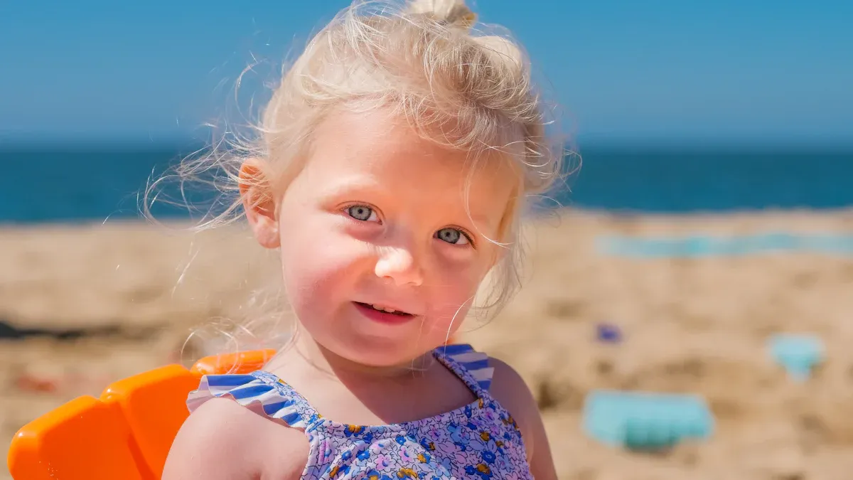 Bebê na praia sob sol