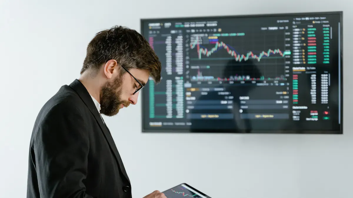 Digital Signage Banking: Comparative Analysis