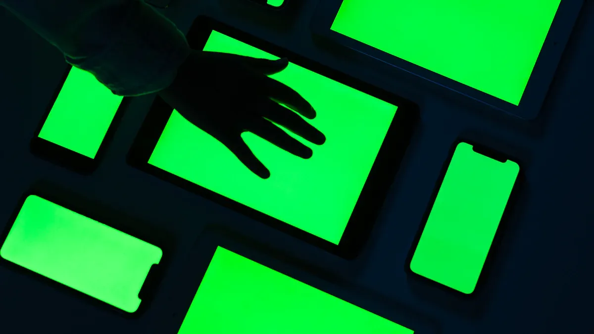 The difference between OLED display and LCD display