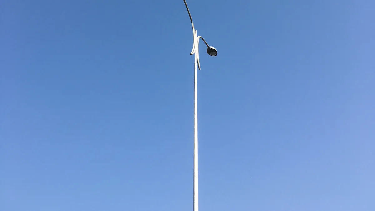 The difference between high-mast lighting and ordinary streetlight poles