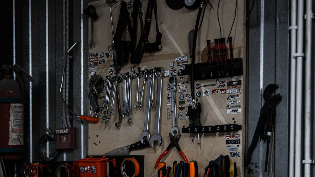 Ordnung in Garage oder Werkstatt mit einem magnetischen Messerhalter