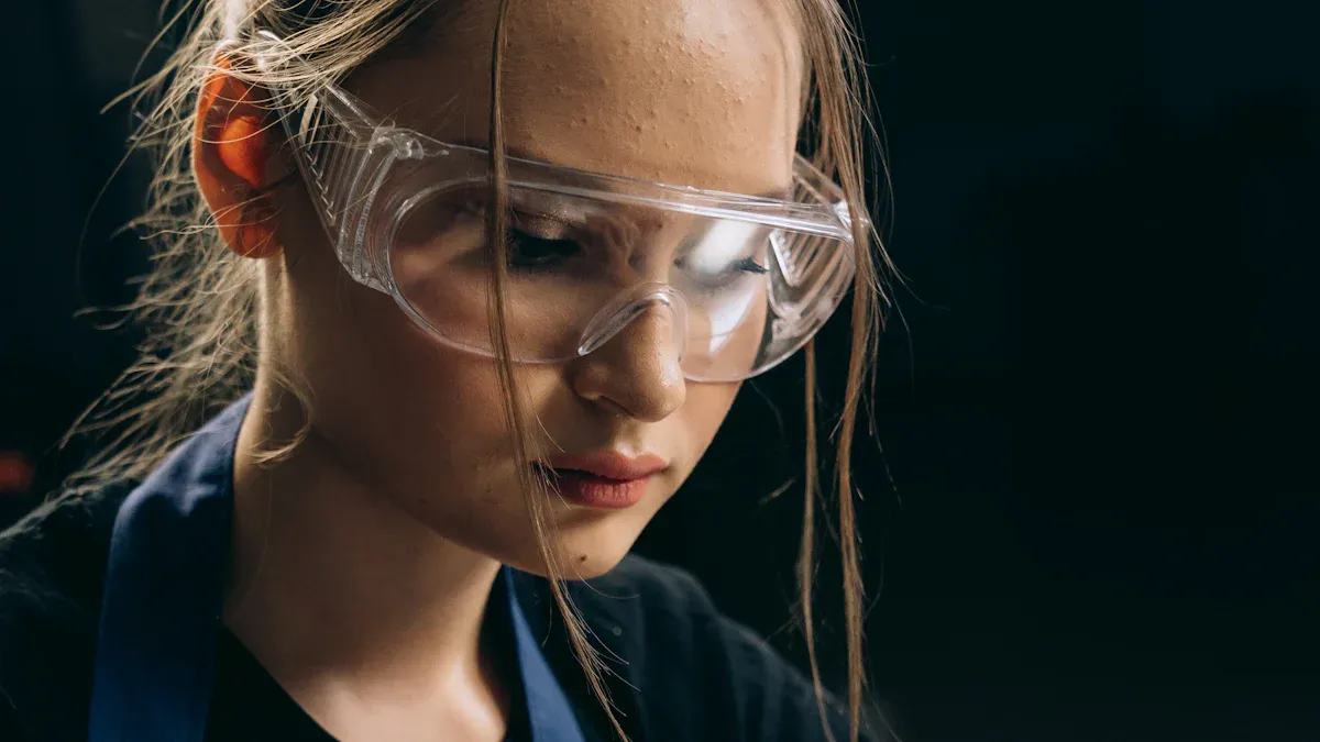 How laser welding glasses protect