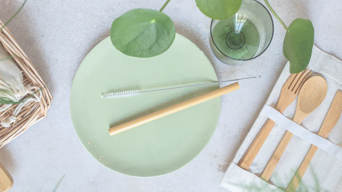 Wood Cutlery vs. Plastic Cutlery