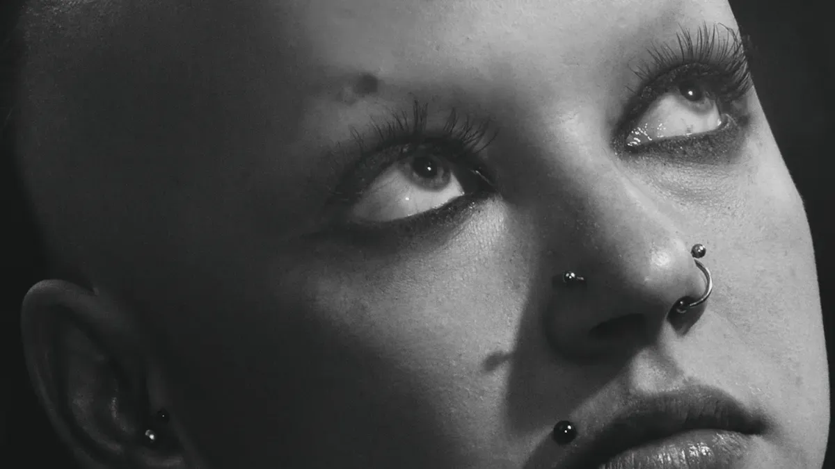 Tout savoir sur le piercing Philtrum (Medusa) : Un look sophistiqué et équilibré