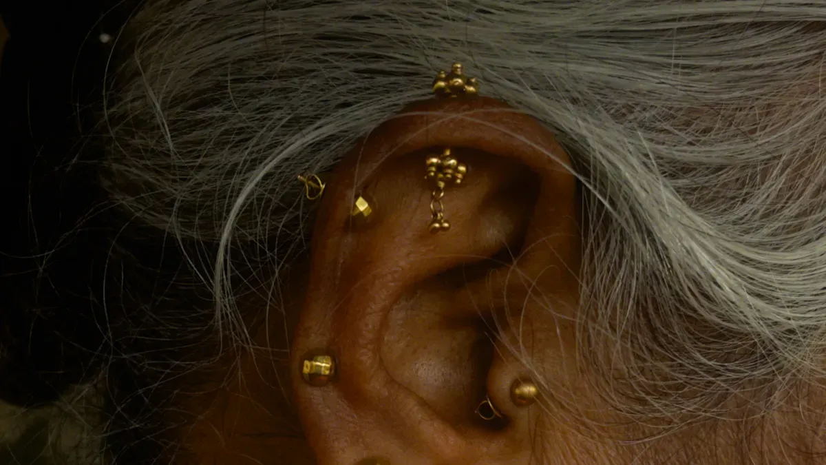 Piercing hélix moyen : emplacement et différences