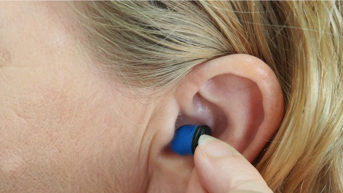 Écouteurs et piercing du lobe