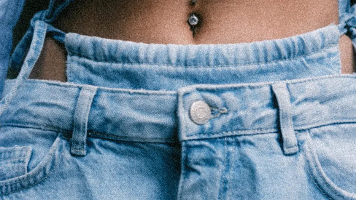 Âge idéal pour un piercing nombril : facteurs physiologiques et psychologiques