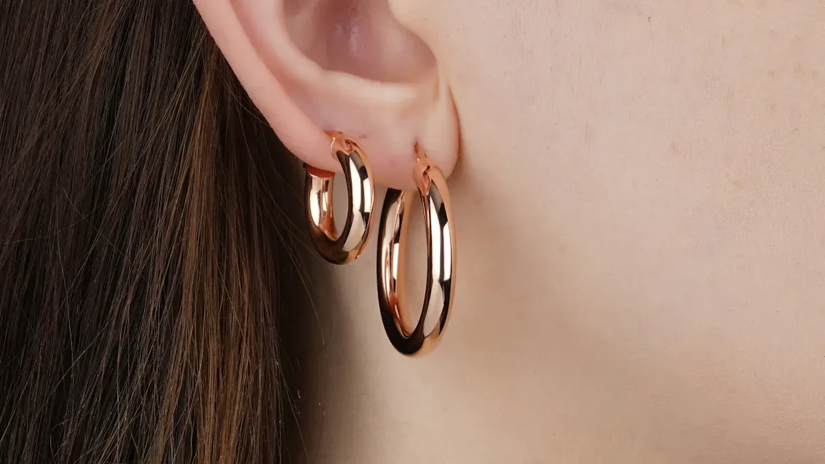 Bijoux minimalistes pour piercings du lobe : les essentiels