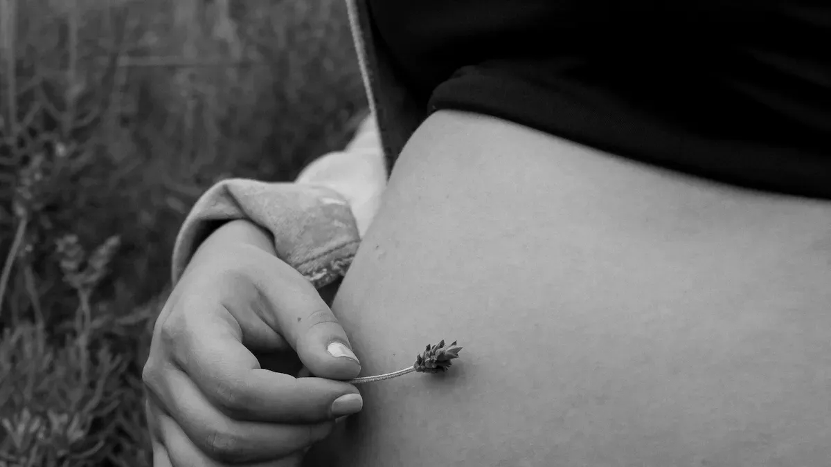 Piercing nombril et grossesse : changements corporels