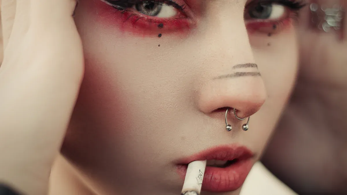 Risques du maquillage sur un piercing facial