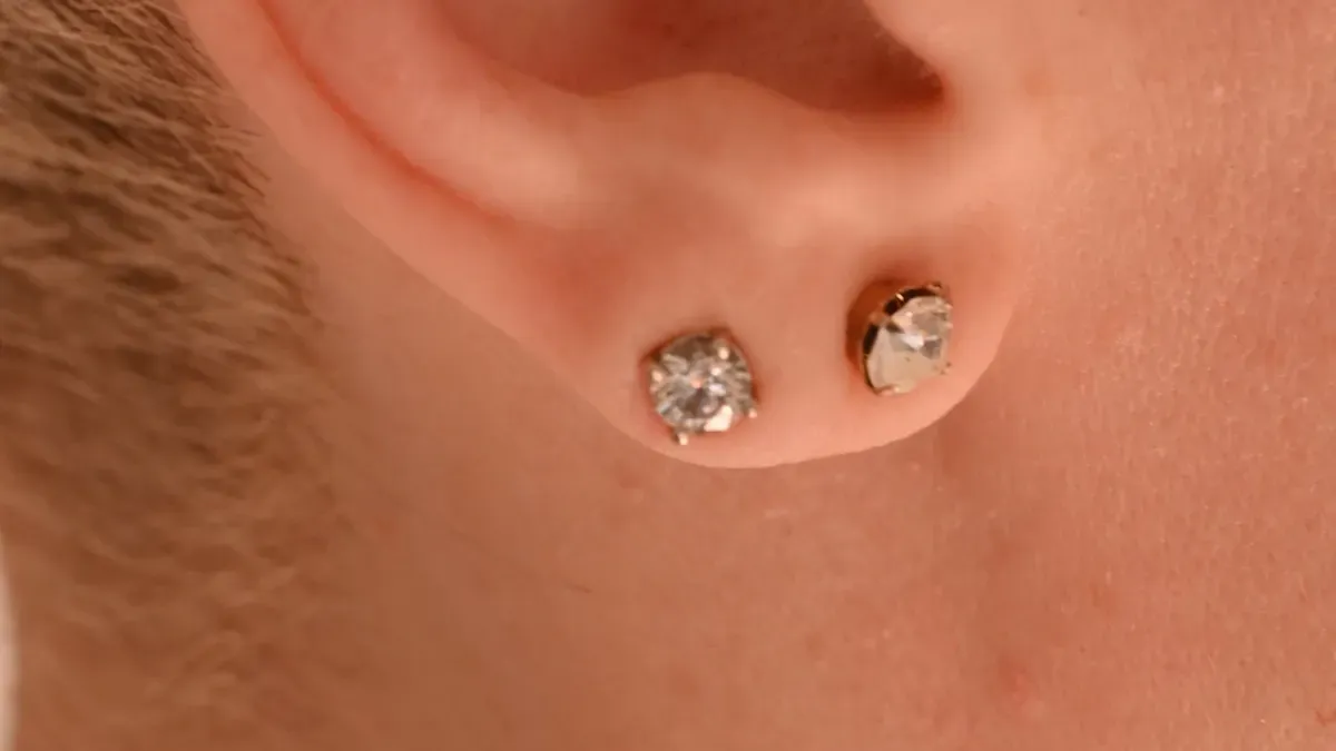 Bijou adapté au piercing du lobe