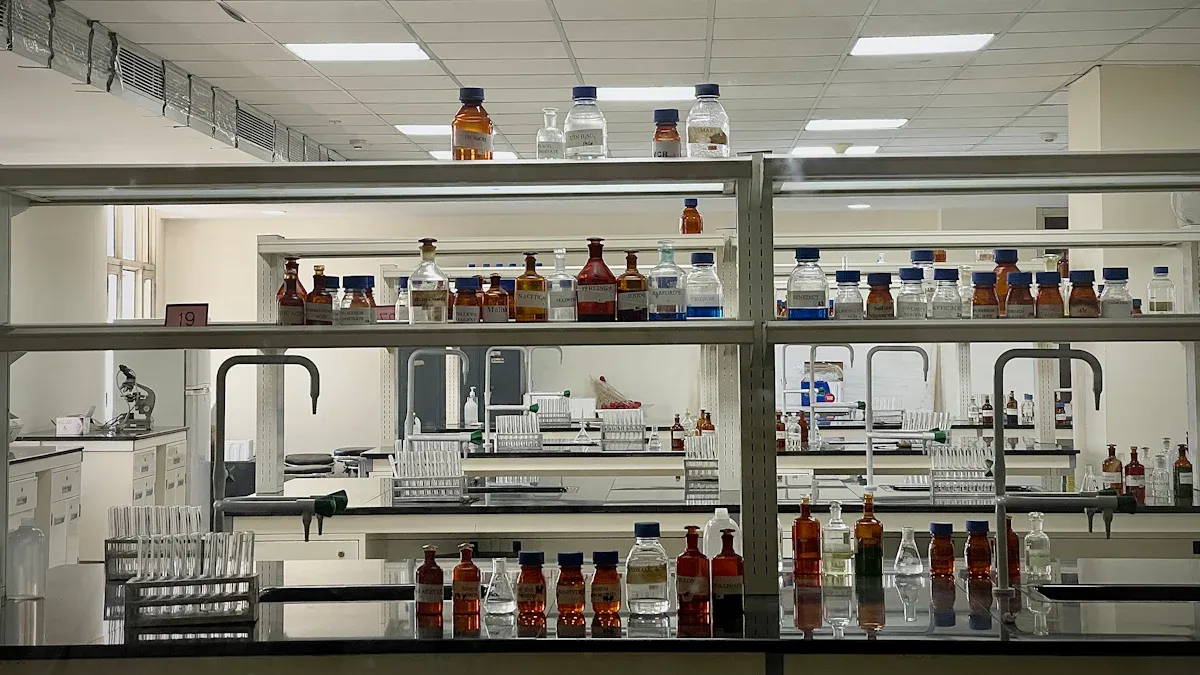 Aplicaciones industriales para campanas de sala limpia de color ámbar