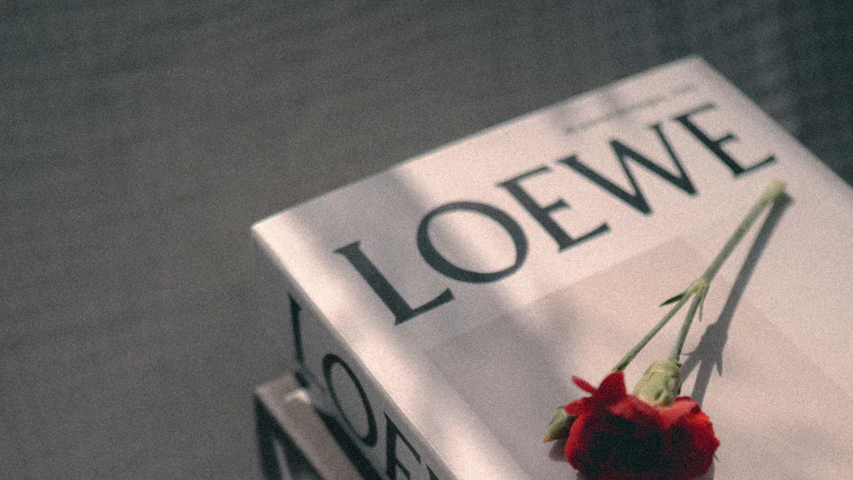 女性向けクリスマスギフトとロエベブローチの魅力