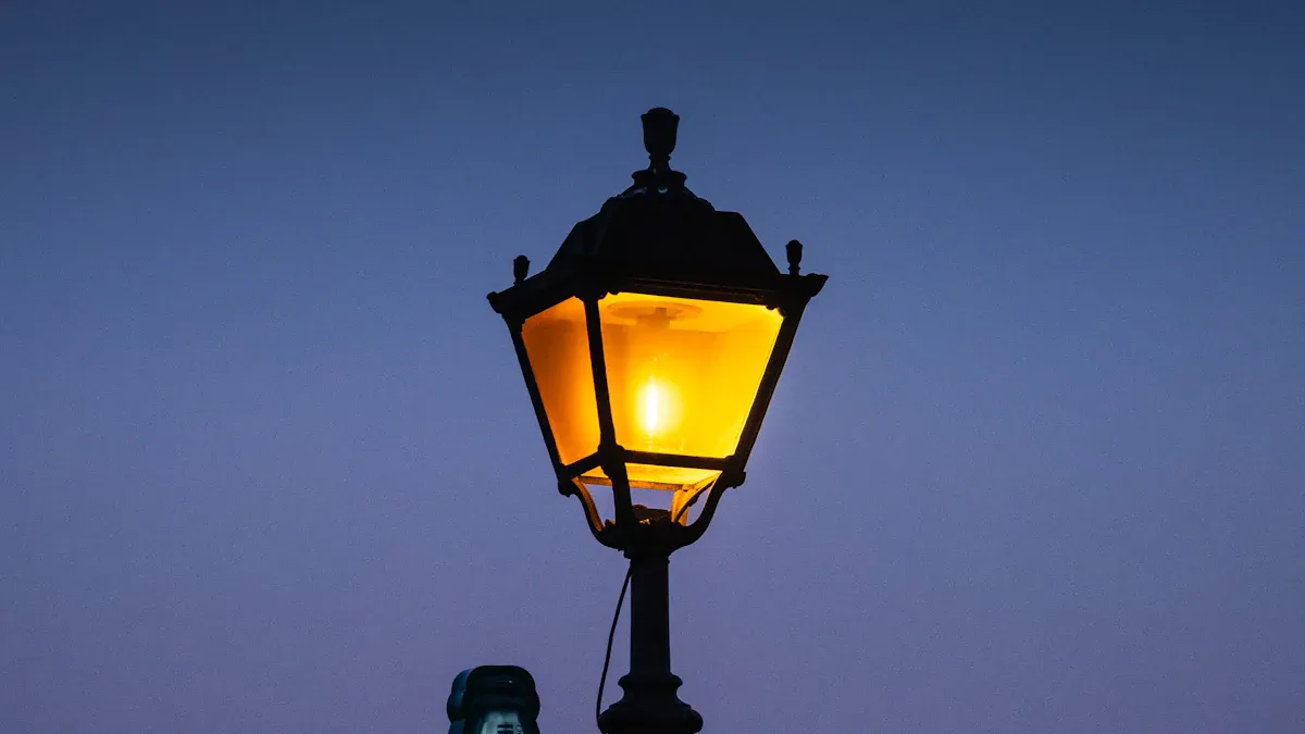 The general service life of a street lamp pole
