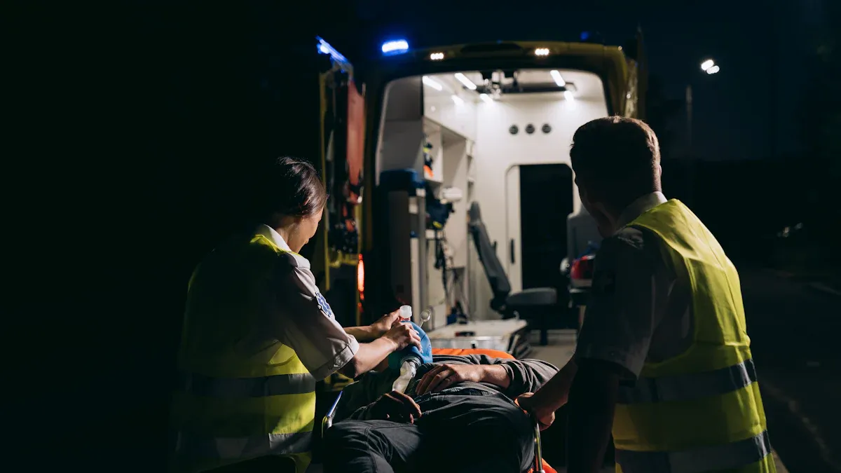 Best Flashlight Features for Emergency and First-Aid Use