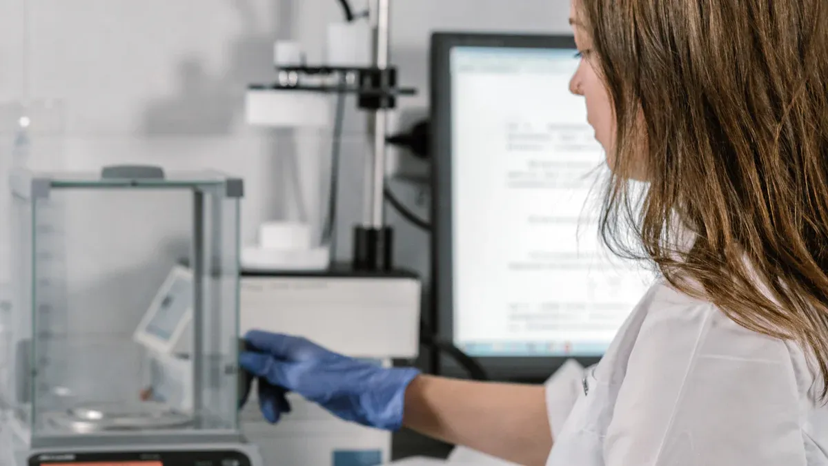 Precision Balances vs Analytical Balance : Main Differences 2 What is Analytical Balance
