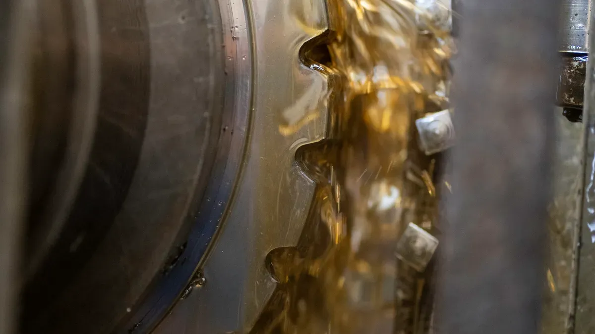 Cleaning and Lubrication of Engineering Chains