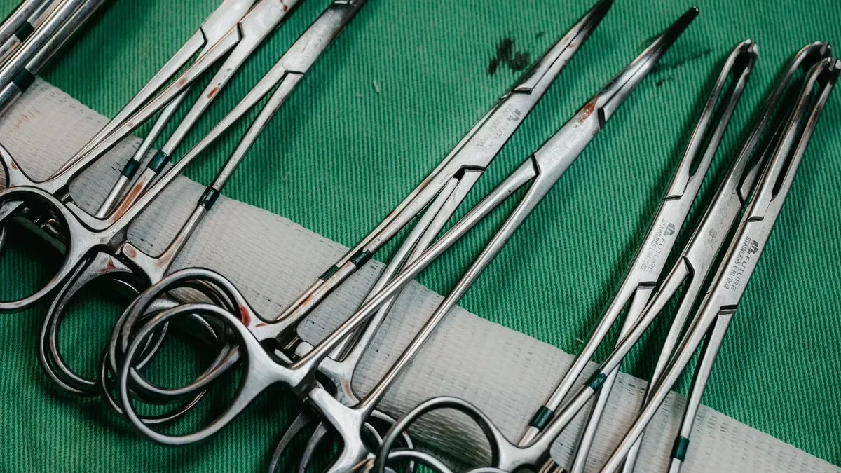 Disposable Laparoscopic Dissector vs Reusable Instruments