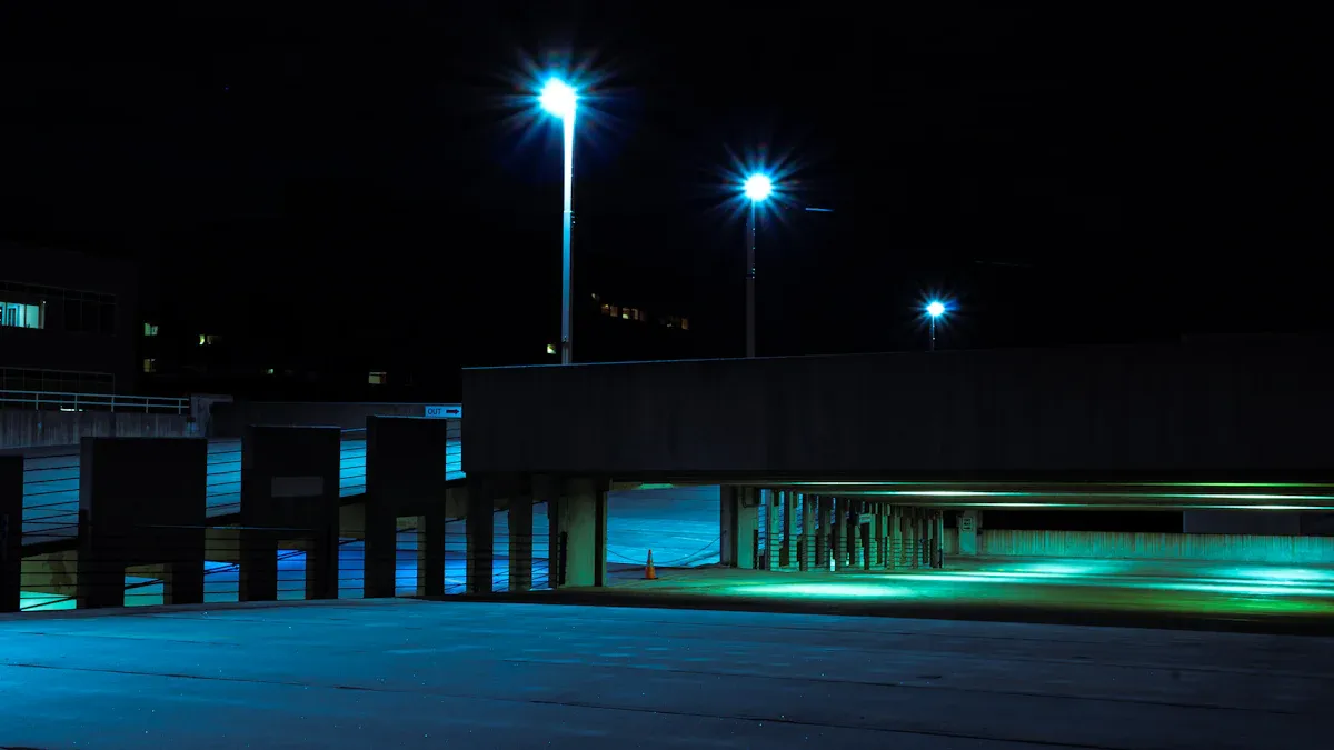 Elementos esenciales de iluminación para estacionamientos de aeropuertos