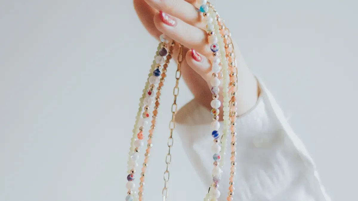 Making pearl jewelry with gemstones in just three steps