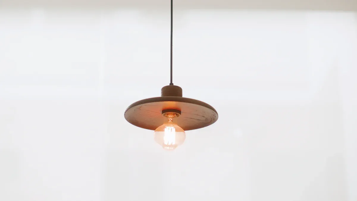 Pourquoi chaque cuisine a besoin d'un luminaire suspendu scandinave