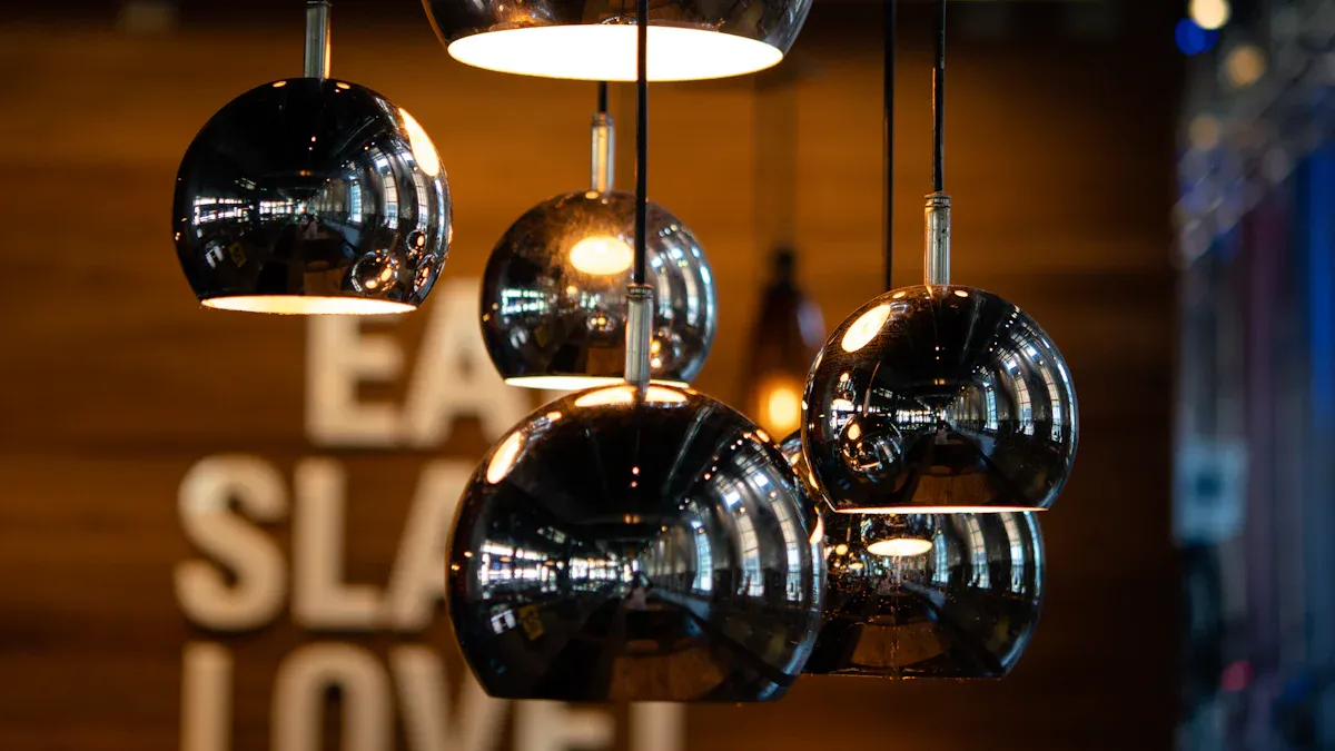 Die besten Designs für schwarze Pendelleuchten 2025