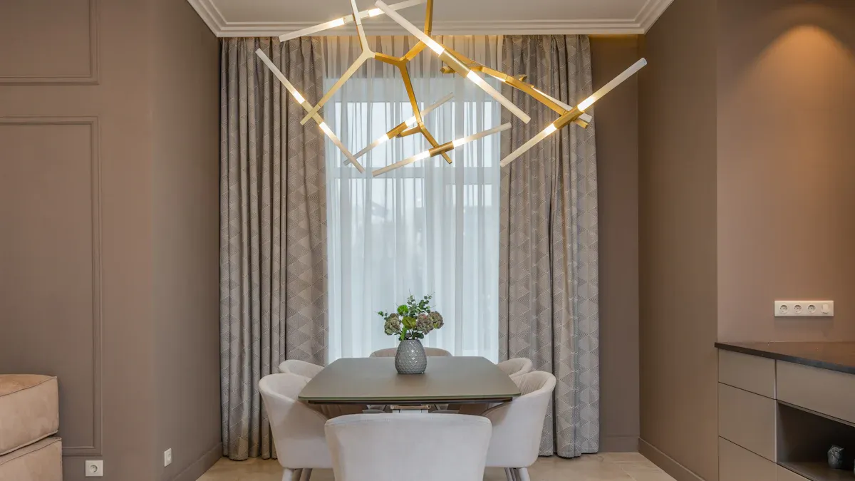 2. Die Form der Esszimmerlampe an die Tischform anpassen