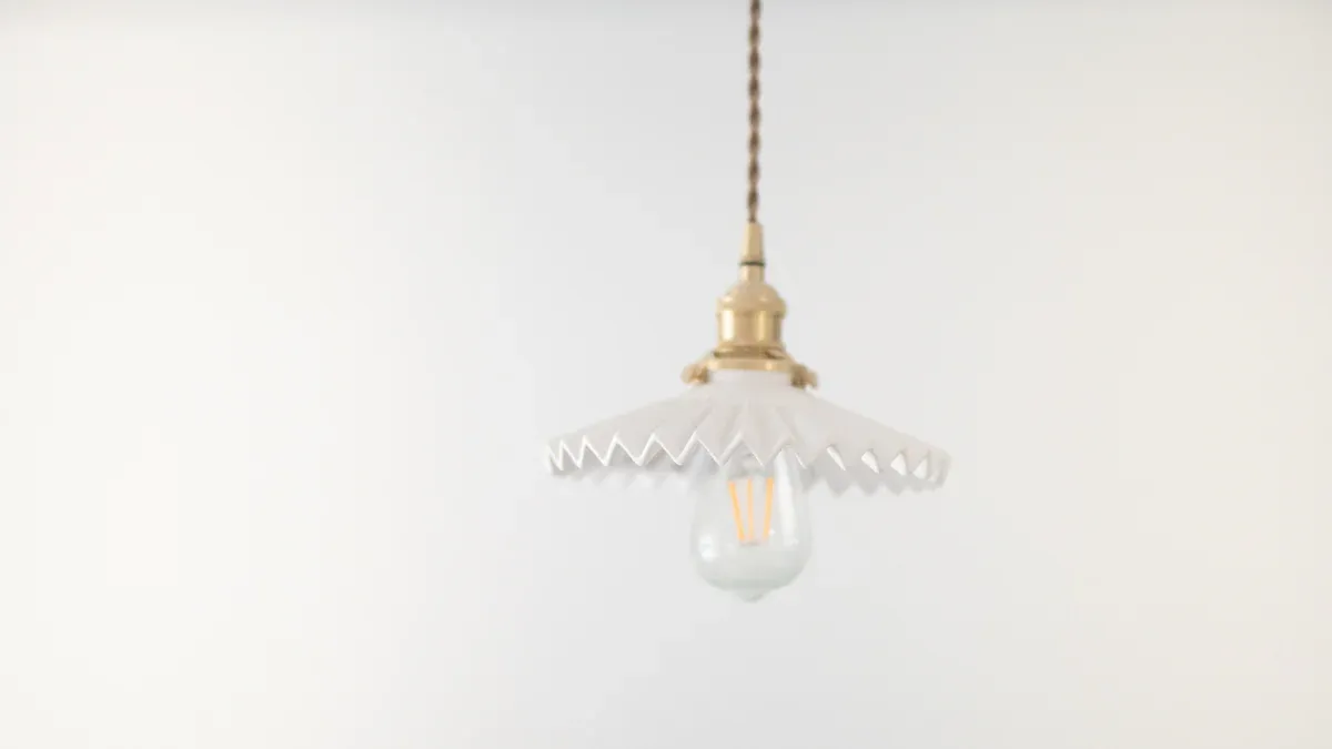 Handwerkskunst bei der Herstellung von Keramikpendelleuchten