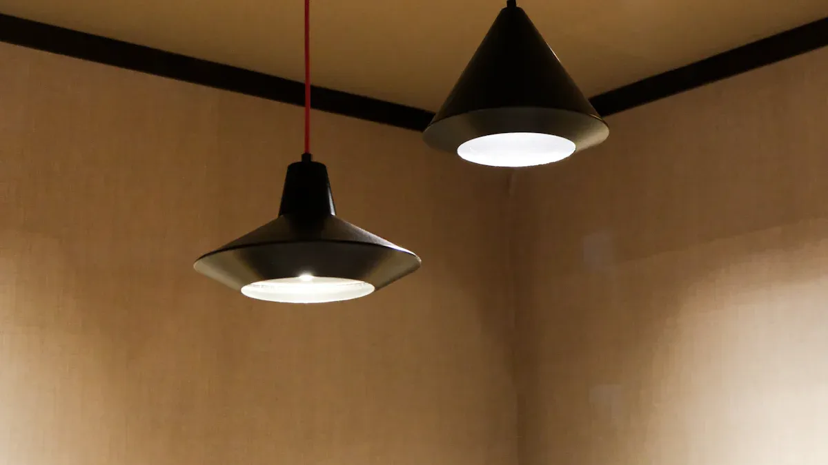 Materialien und Formen für die perfekte Pendelleuchte in Schwarz