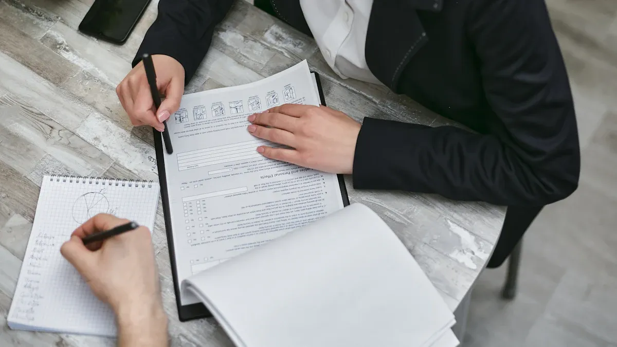 Comparing Key Features for Meeting Summaries