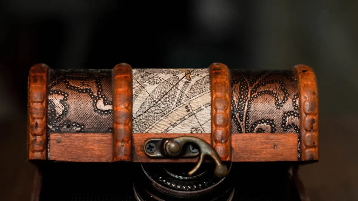 Warm and natural wooden boxes